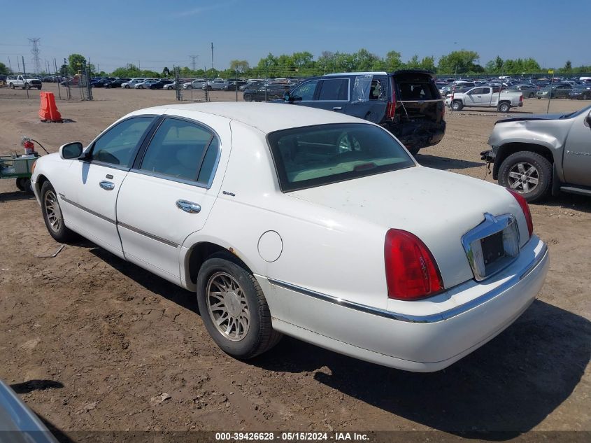 2002 Lincoln Town Car Signature VIN: 1LNHM82W12Y625921 Lot: 39426628