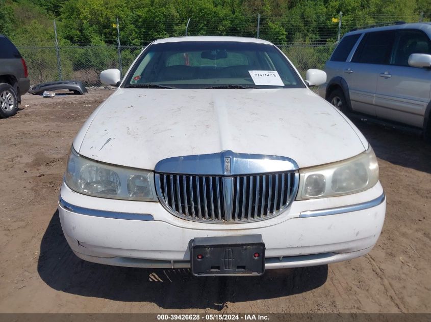 2002 Lincoln Town Car Signature VIN: 1LNHM82W12Y625921 Lot: 39426628