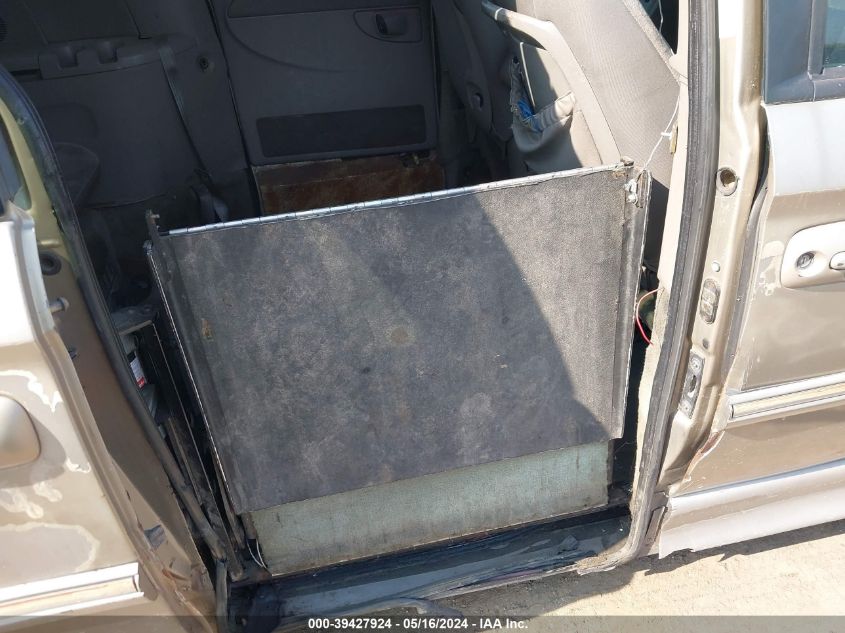 2002 Dodge Grand Caravan Es VIN: 2B4GP54L82R581121 Lot: 39427924