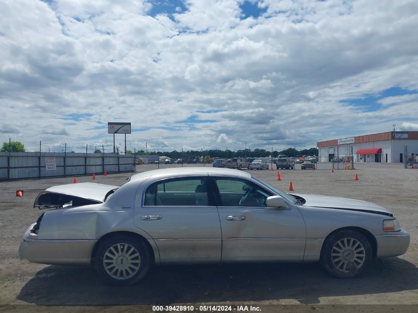 2005 Lincoln Town Car Signature VIN: 1LNHM81W55Y626544 Lot: 39428910