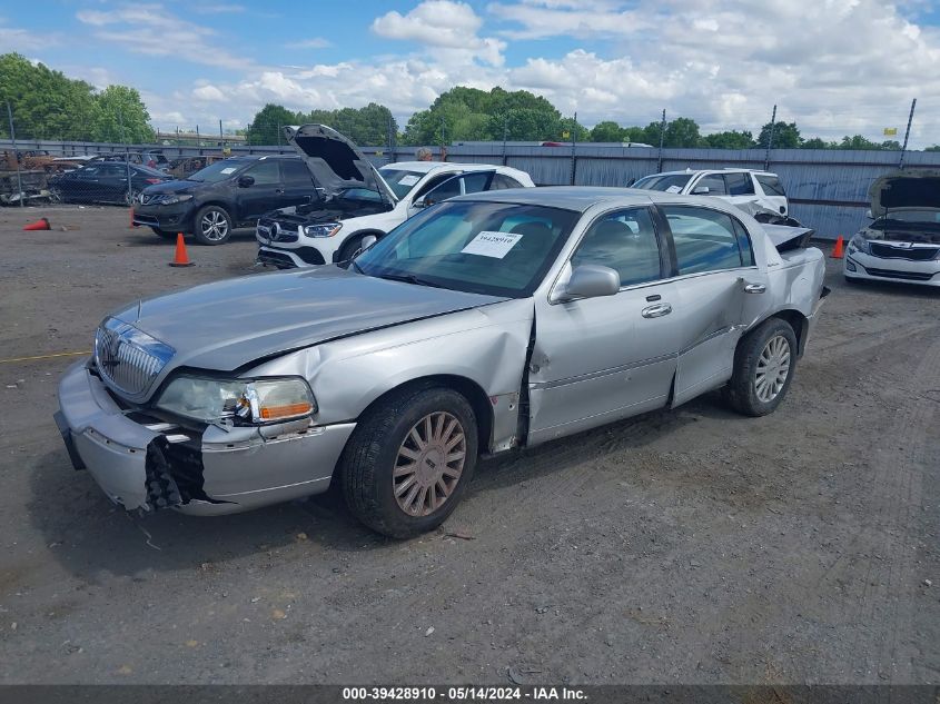 2005 Lincoln Town Car Signature VIN: 1LNHM81W55Y626544 Lot: 39428910