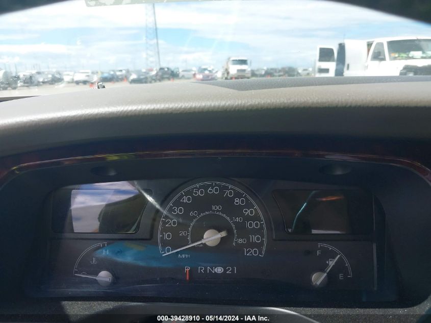 2005 Lincoln Town Car Signature VIN: 1LNHM81W55Y626544 Lot: 39428910