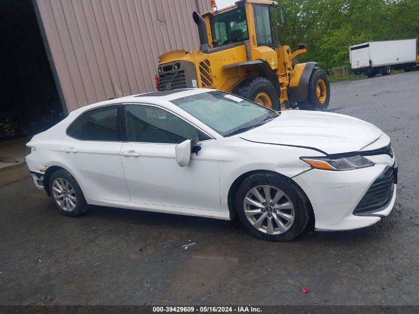 2018 Toyota Camry Le VIN: 4T1B11HK1JU064975 Lot: 39429609