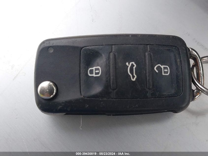 2013 Volkswagen Beetle 2.5L VIN: 3VW5P7AT0DM815592 Lot: 39430819