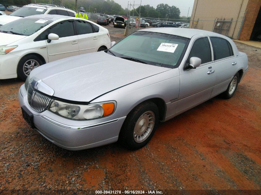 1999 Lincoln Town Car Executive VIN: 1LNHM81W7XY713204 Lot: 39431278