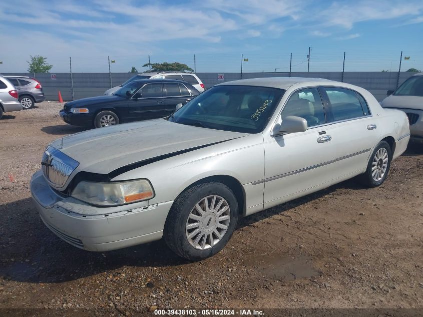 2005 Lincoln Town Car Signature VIN: 1LNHM81W45Y648180 Lot: 39438103