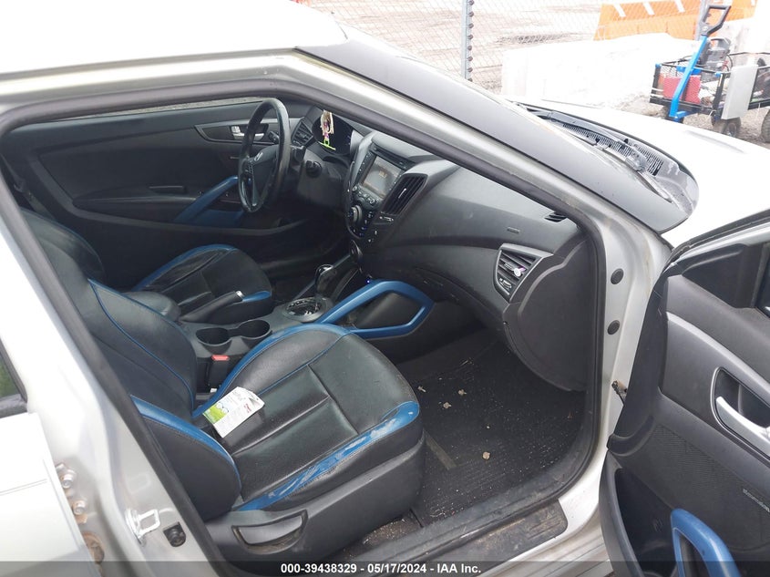 2013 Hyundai Veloster Turbo W/Blue VIN: KMHTC6AE2DU171974 Lot: 39438329