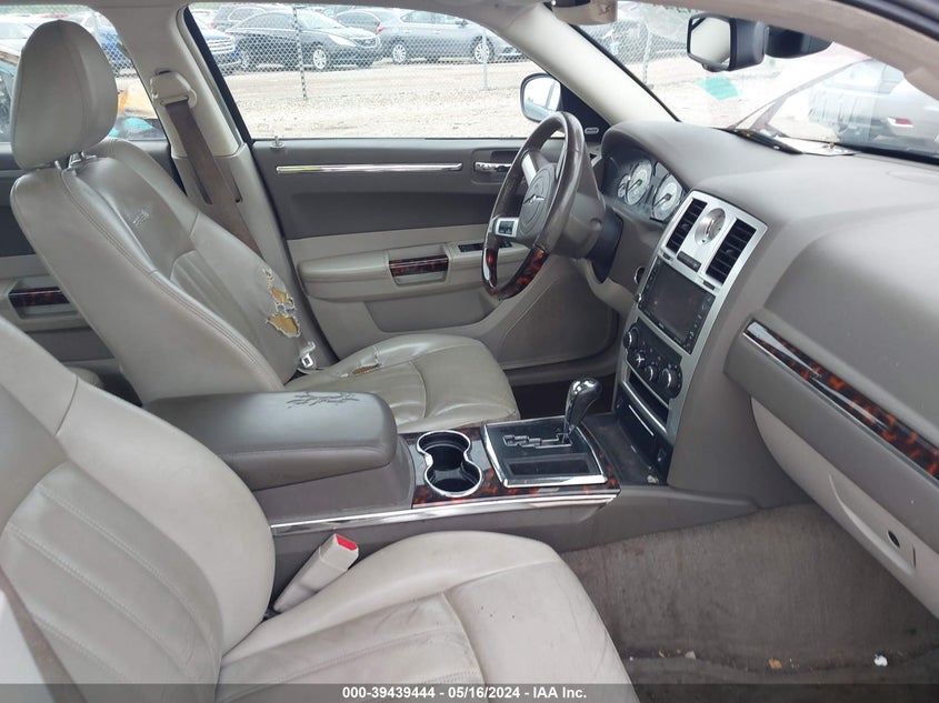 2009 Chrysler 300C VIN: 2C3KA63TX9H555498 Lot: 39439444