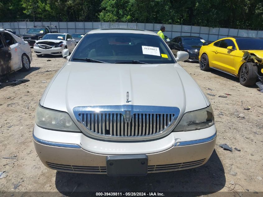 2005 Lincoln Town Car Signature Limited VIN: 1LNHM82W55Y667240 Lot: 39439811