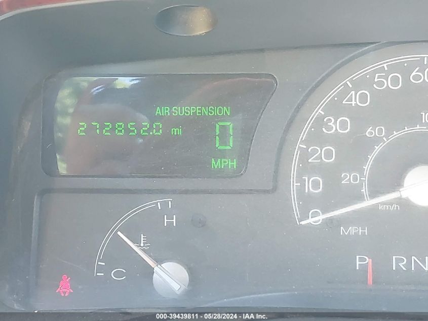 2005 Lincoln Town Car Signature Limited VIN: 1LNHM82W55Y667240 Lot: 39439811