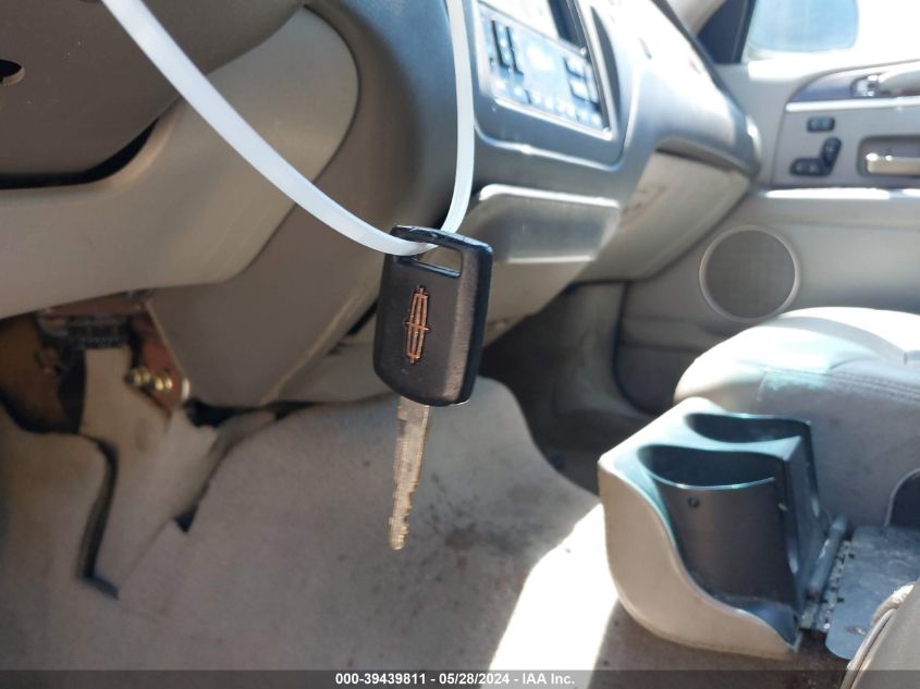 2005 Lincoln Town Car Signature Limited VIN: 1LNHM82W55Y667240 Lot: 39439811