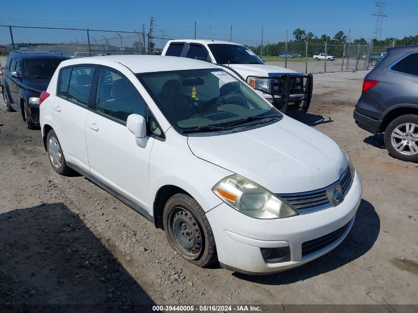 2009 Nissan Versa 1.8S VIN: 3N1BC13E09L358215 Lot: 39440005