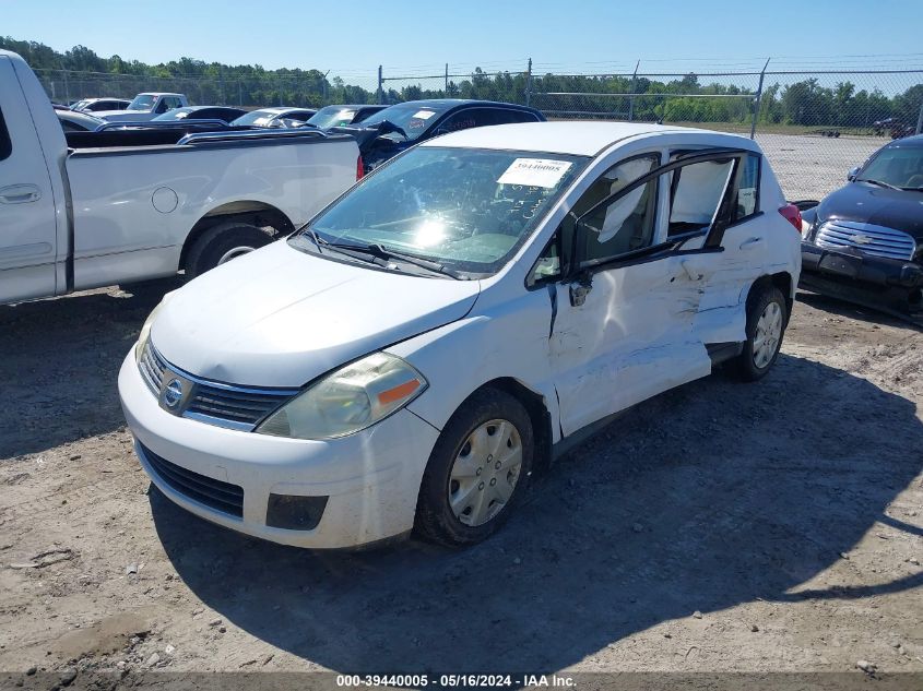 2009 Nissan Versa 1.8S VIN: 3N1BC13E09L358215 Lot: 39440005