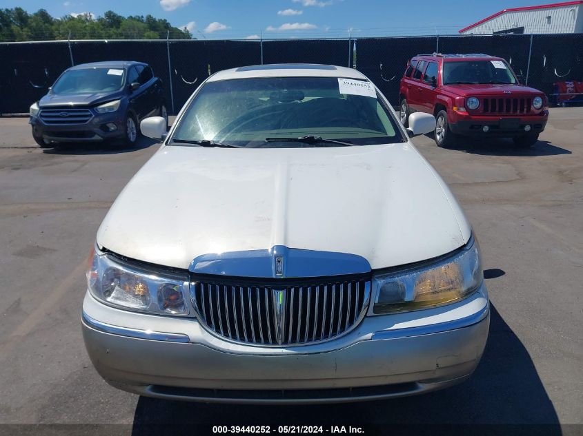 2001 Lincoln Town Car Signature VIN: 1LNHM82WX1Y637628 Lot: 39440252