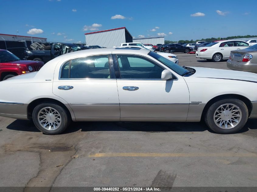 2001 Lincoln Town Car Signature VIN: 1LNHM82WX1Y637628 Lot: 39440252