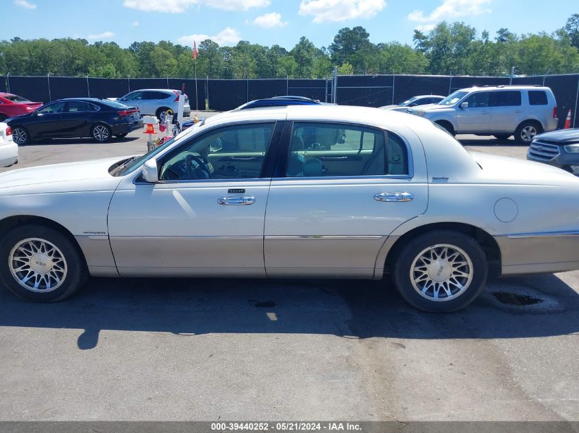 2001 Lincoln Town Car Signature VIN: 1LNHM82WX1Y637628 Lot: 39440252