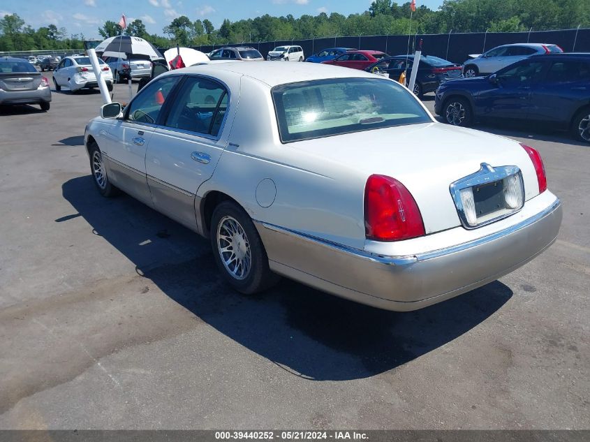 2001 Lincoln Town Car Signature VIN: 1LNHM82WX1Y637628 Lot: 39440252