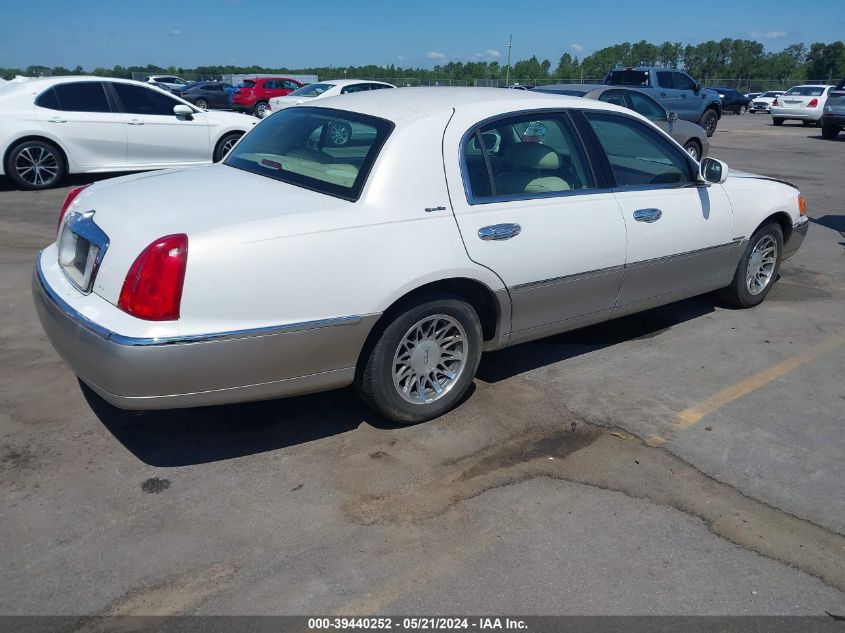 2001 Lincoln Town Car Signature VIN: 1LNHM82WX1Y637628 Lot: 39440252