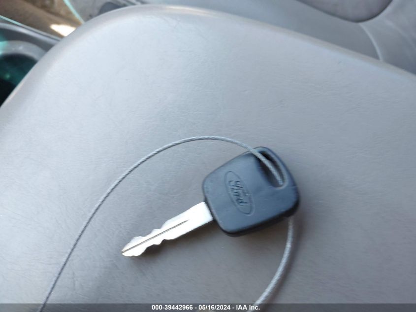 2000 Ford Expedition Xlt VIN: 1FMRU1566YLA18121 Lot: 39442966