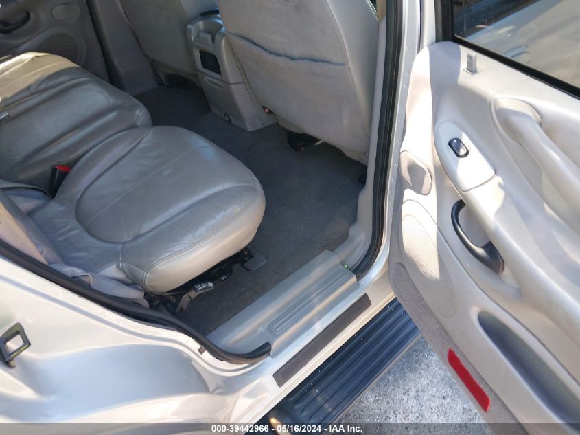 2000 Ford Expedition Xlt VIN: 1FMRU1566YLA18121 Lot: 39442966