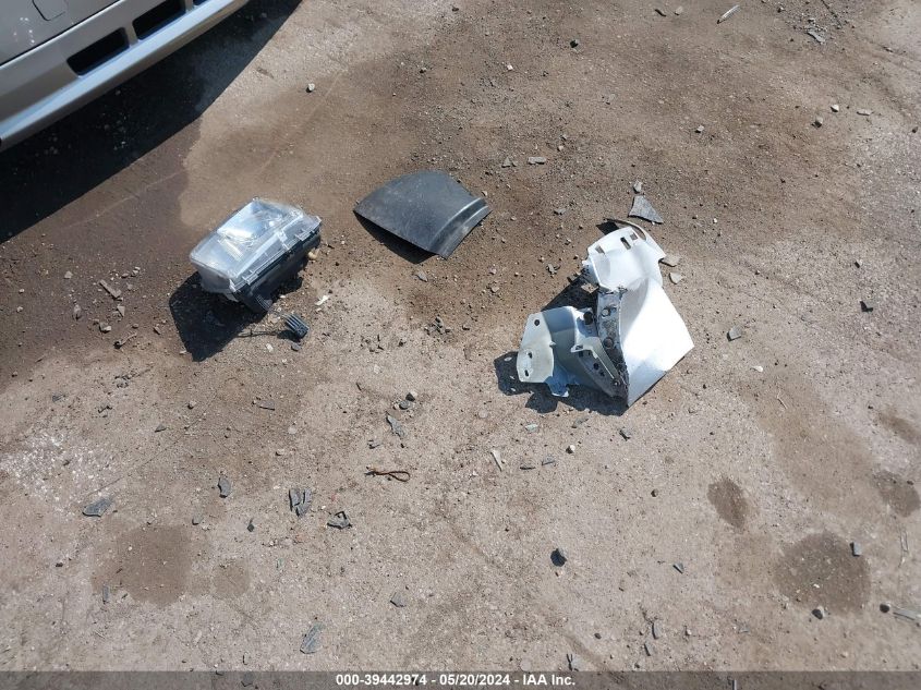 2004 Cadillac Srx Standard VIN: 1GYDE637240134572 Lot: 39442974