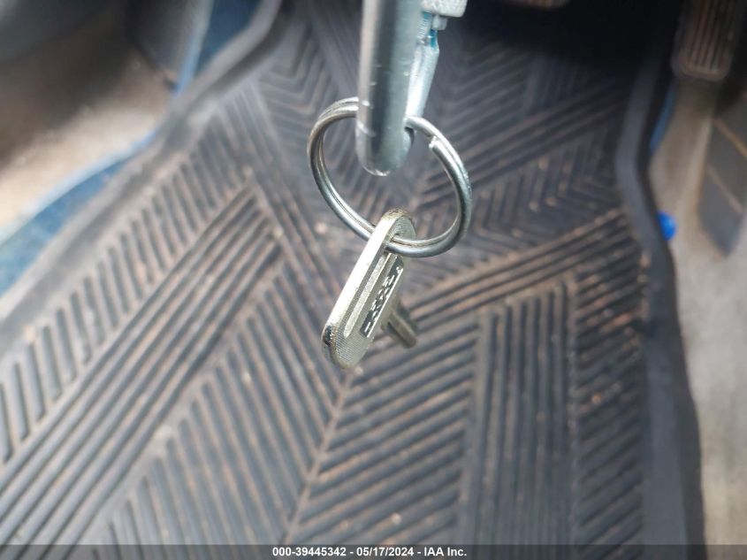 2000 Toyota Camry Le VIN: 4T1BG22K5YU942737 Lot: 39445342