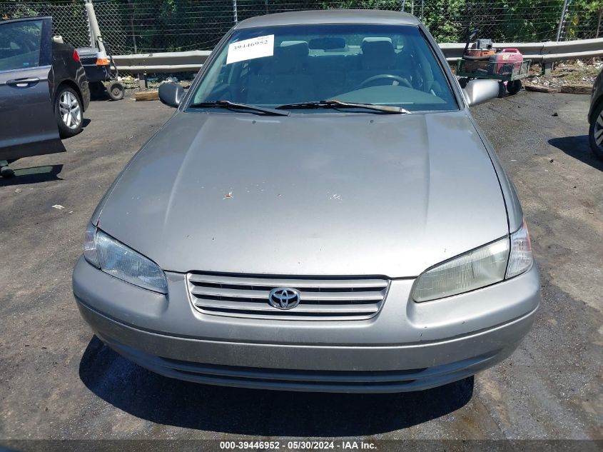 1999 Toyota Camry Le VIN: 4T1BG28KXXU454986 Lot: 39446952