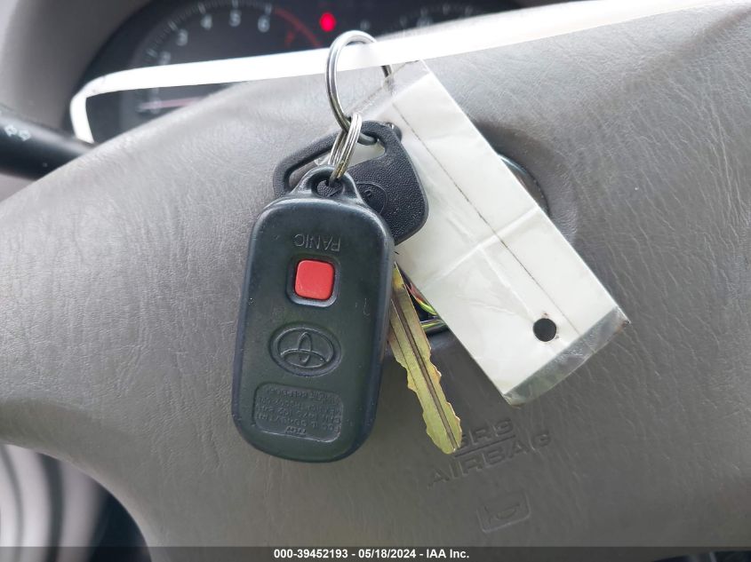 2004 Toyota Camry Le VIN: 4T1BE32K74U899587 Lot: 39452193