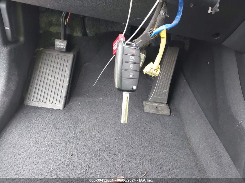 2017 Kia Sorento 2.4L L VIN: 5XYPG4A38HG221667 Lot: 39452804