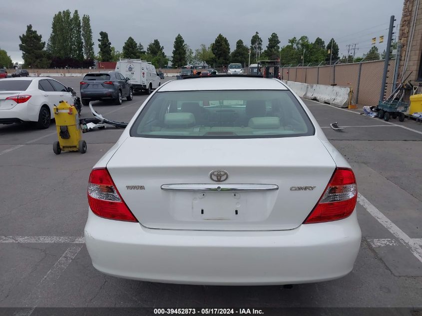 2004 Toyota Camry Le VIN: JTDBE30K040260904 Lot: 39452873