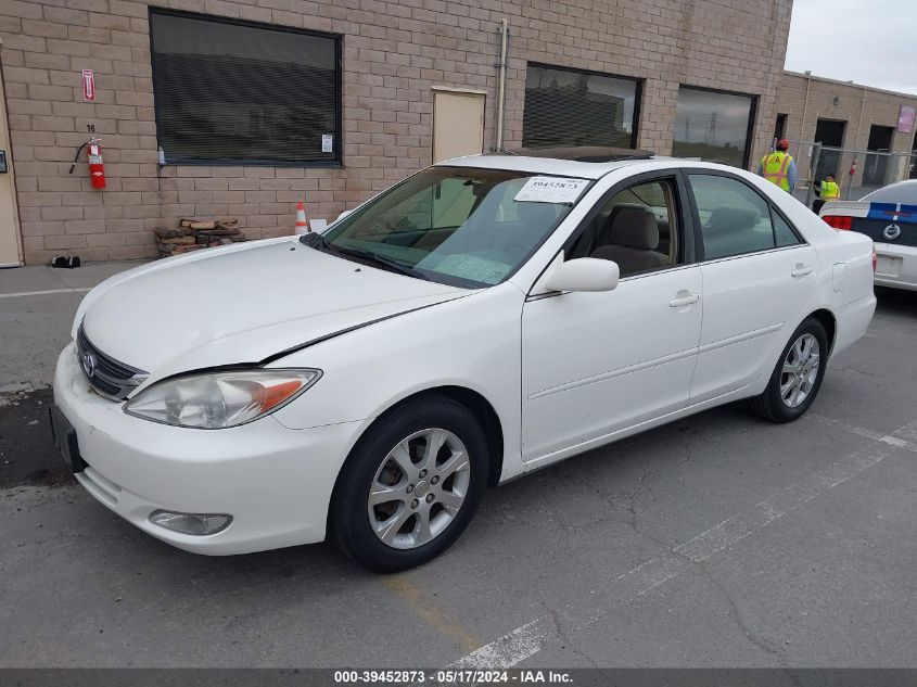 2004 Toyota Camry Le VIN: JTDBE30K040260904 Lot: 39452873