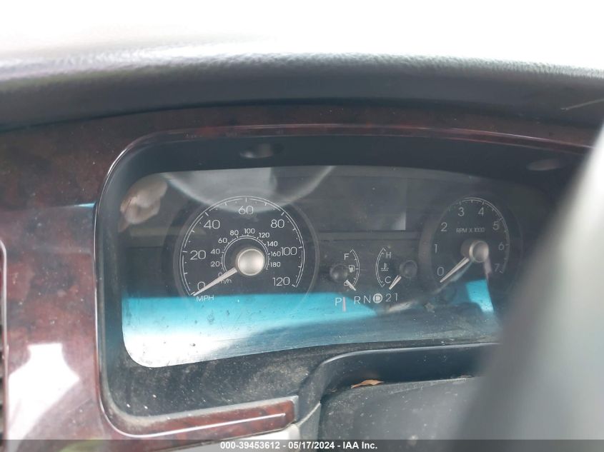 2009 Lincoln Town Car Signature Limited VIN: 2LNHM82V09X611574 Lot: 39453612