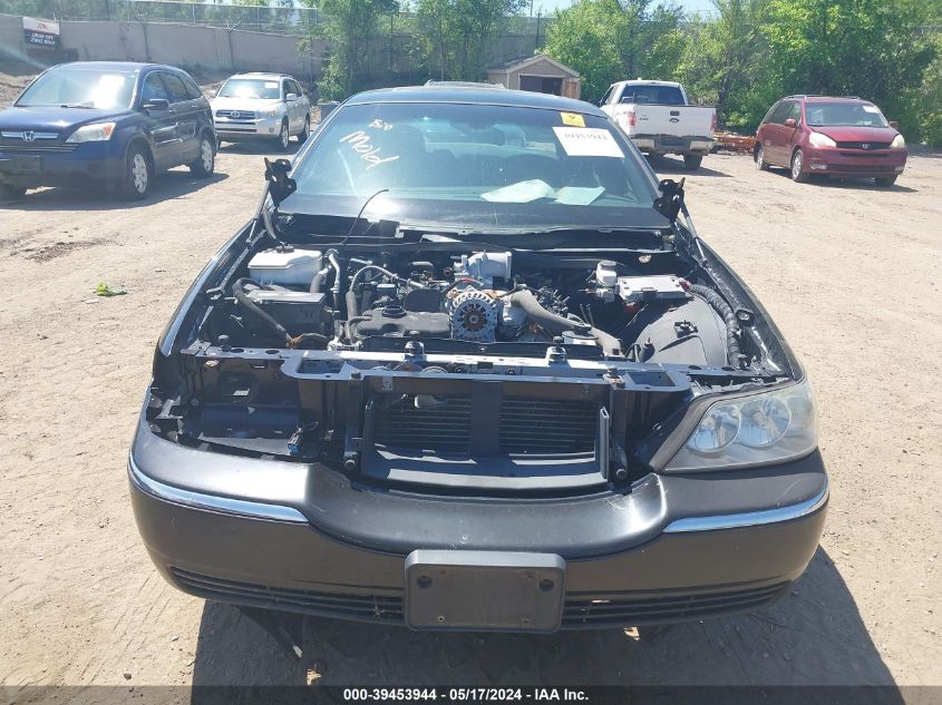 2005 Lincoln Town Car Signature Limited VIN: 1LNHM82W35Y668595 Lot: 39453944