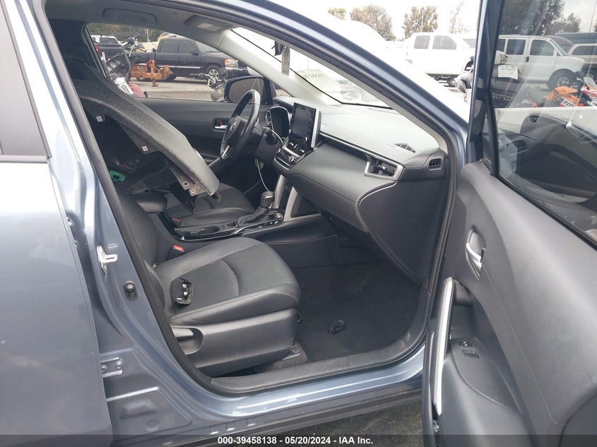 2022 Toyota Corolla Cross Xle VIN: 7MUEAAAG1NV011054 Lot: 39458138