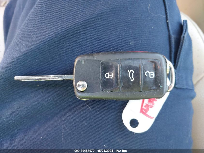 2013 Volkswagen Passat 2.0L Tdi Se VIN: 1VWBN7A37DC033946 Lot: 39458970