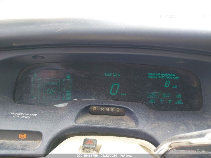 1995 Lincoln Town Car Signature/Spinnaker VIN: 1LNLM82W5SY705099 Lot: 39466799