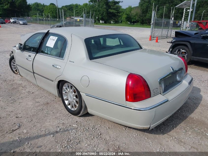 2007 Lincoln Town Car Signature VIN: 1LNHM81W87Y631742 Lot: 39470983