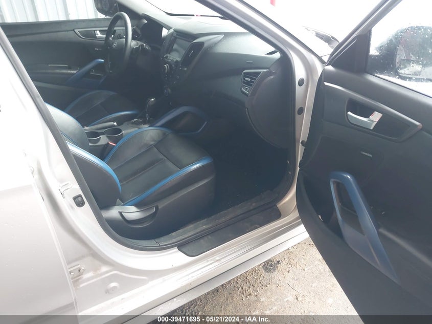 2013 Hyundai Veloster Turbo W/Blue VIN: KMHTC6AE2DU137517 Lot: 39471695