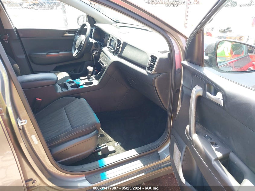 VIN KNDPMCAC8K7561831 2019 KIA SPORTAGE LX