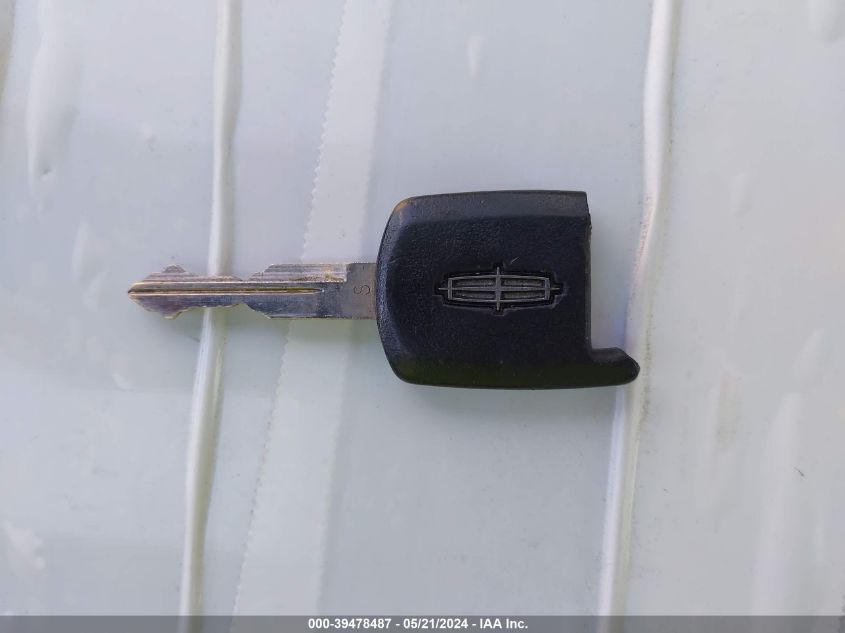 2003 Lincoln Town Car Signature VIN: 1LNHM82W83Y612598 Lot: 39478487