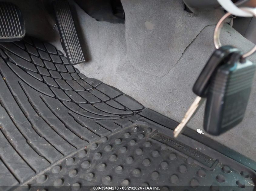 2000 Lincoln Town Car Executive VIN: 1LNHM81W0YY857615 Lot: 39484270