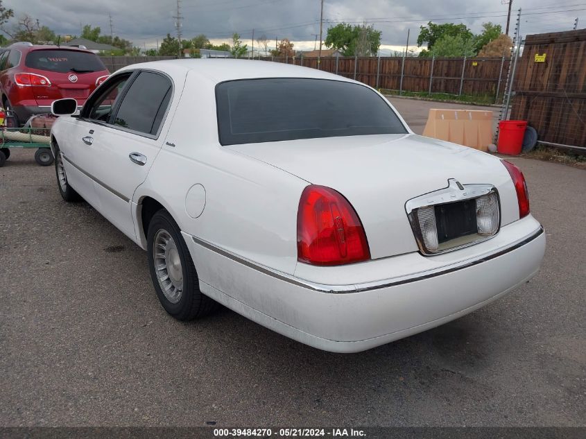 2000 Lincoln Town Car Executive VIN: 1LNHM81W0YY857615 Lot: 39484270