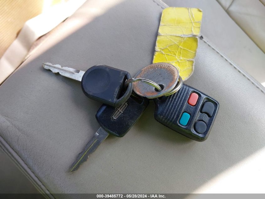 2003 Lincoln Town Car Executive VIN: 1LNHM81WX3Y661819 Lot: 39485772