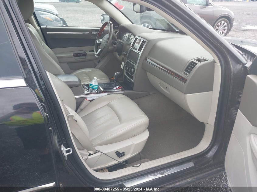 2009 Chrysler 300C Hemi VIN: 2C3KA63T39H610745 Lot: 39487255