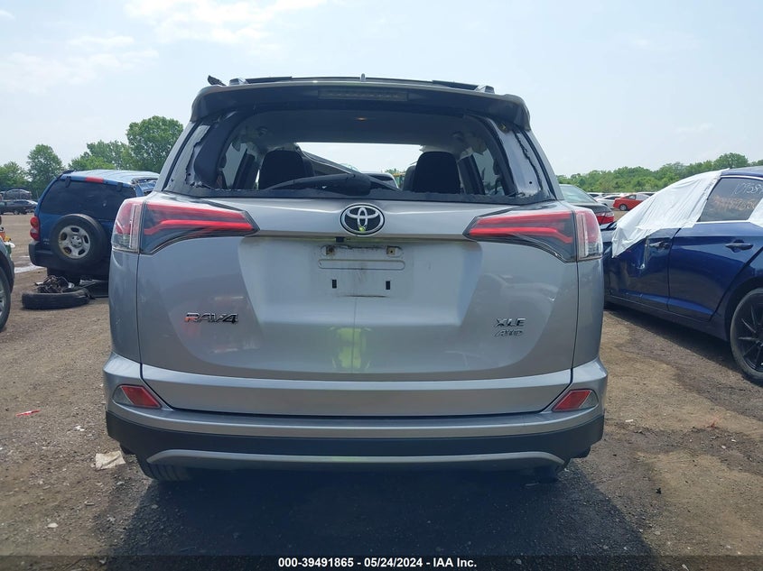 VIN JTMRFREV1JD233300 2018 TOYOTA RAV4 XLE