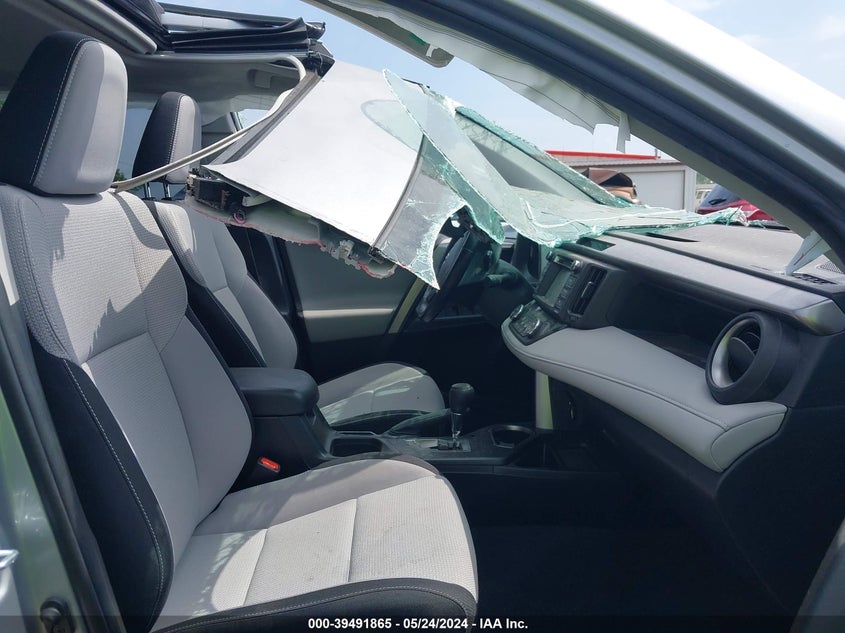 VIN JTMRFREV1JD233300 2018 TOYOTA RAV4 XLE