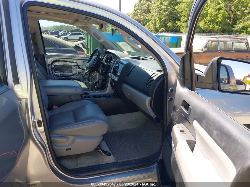 2011 Toyota Sequoia Sr5 5.7L V8 VIN: 5TDZY5G17BS033993 Lot: 39492547