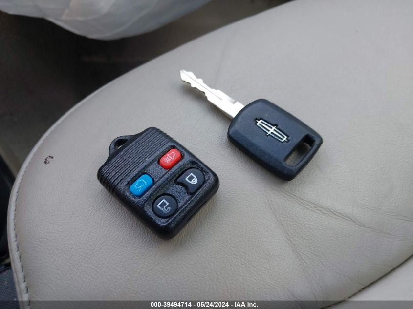 2004 Lincoln Town Car Ultimate VIN: 1LNHM83W44Y614560 Lot: 39494714