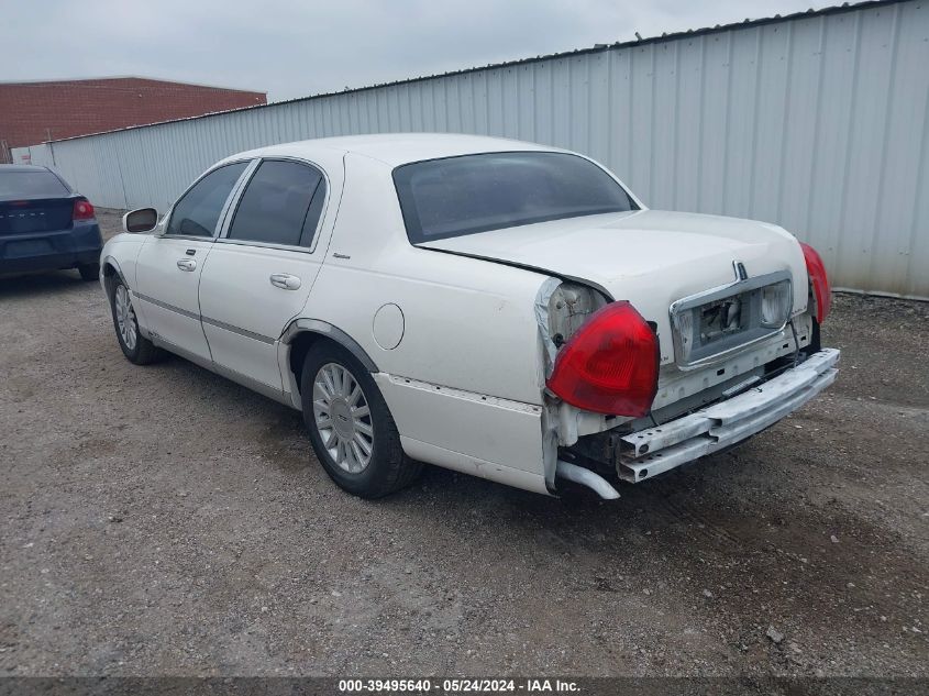 2003 Lincoln Town Car Signature VIN: 1LNHM82W33Y608264 Lot: 39495640