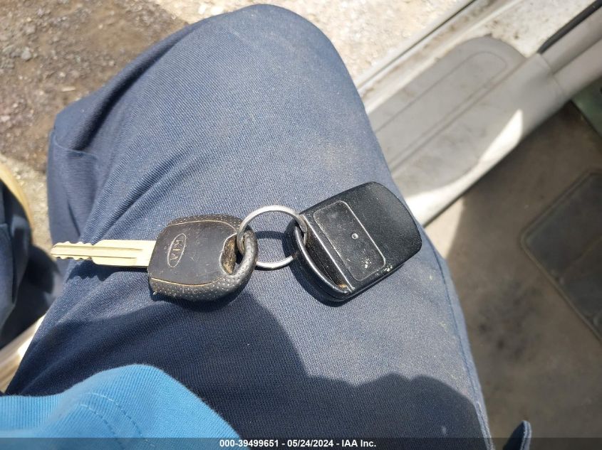 2005 Kia Spectra5 VIN: KNAFE161655068246 Lot: 39499651